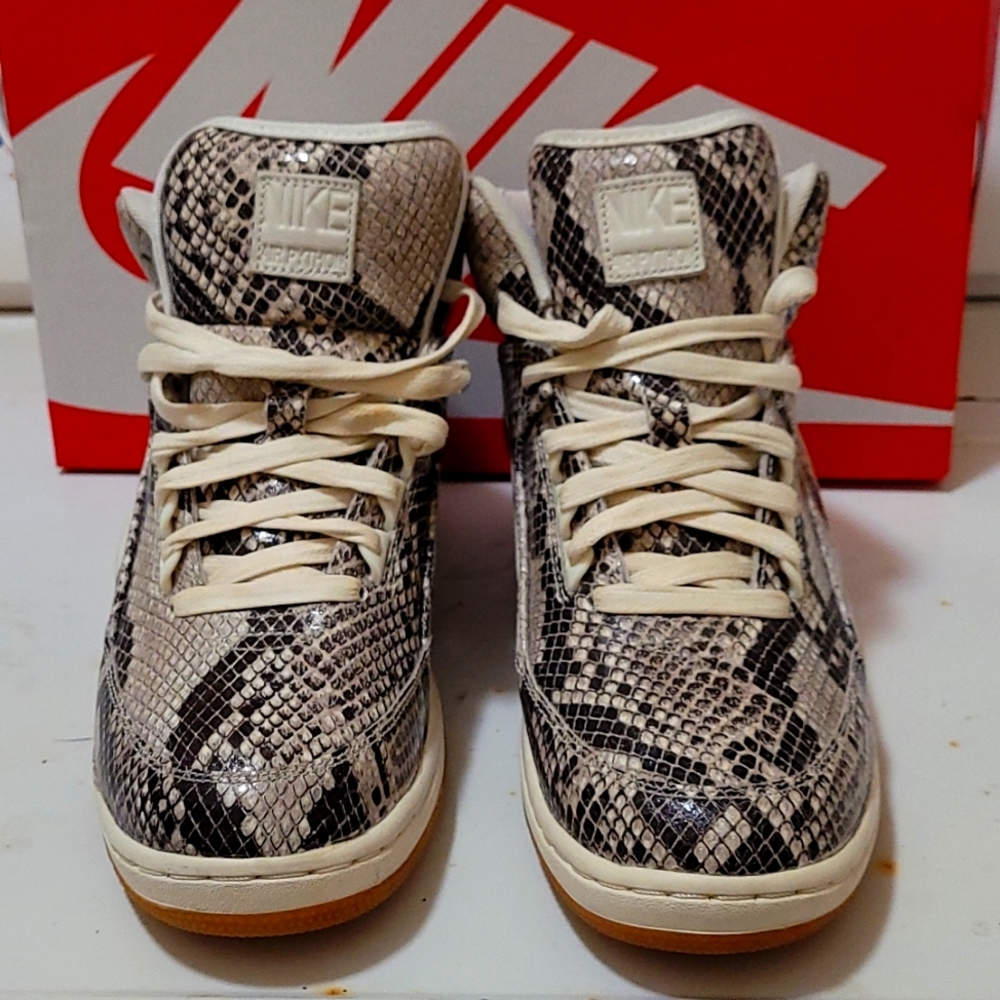 Nike Air Python b-ball shoes. LIKE NEW! SIZE 9